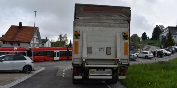 Bahn und Lastwagen