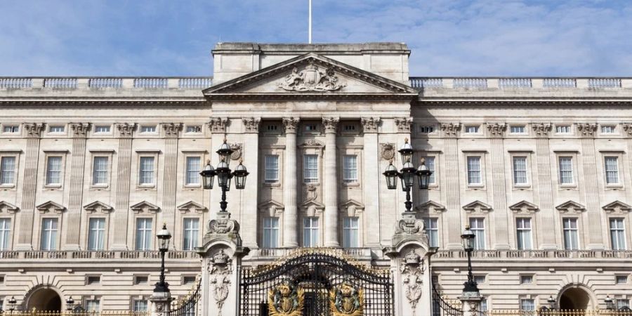 Am Buckingham-Palast in London ist es kurz vor der Krönung zu einem Zwischenfall gekommen.