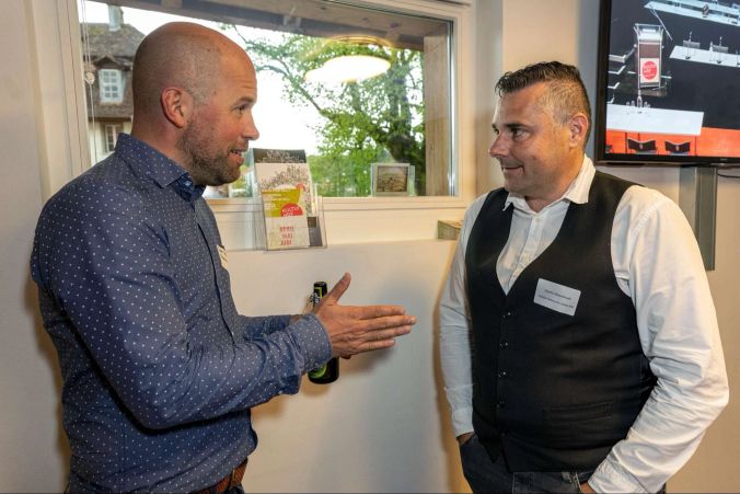 Gemeindeparlamentarier Daniel Hofer (l) im Gespräch mit Sacha Jacquerod (r/bm media AG).