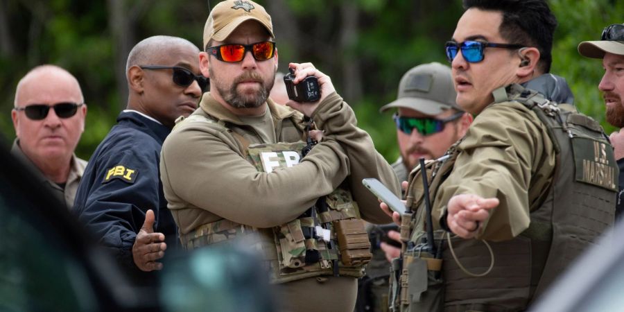 Beamte mehrerer Behörden haben im US-Bundesstaat Texas nach dem Verdächtigen gefahndet, der fünf Menschen erschossen haben soll.