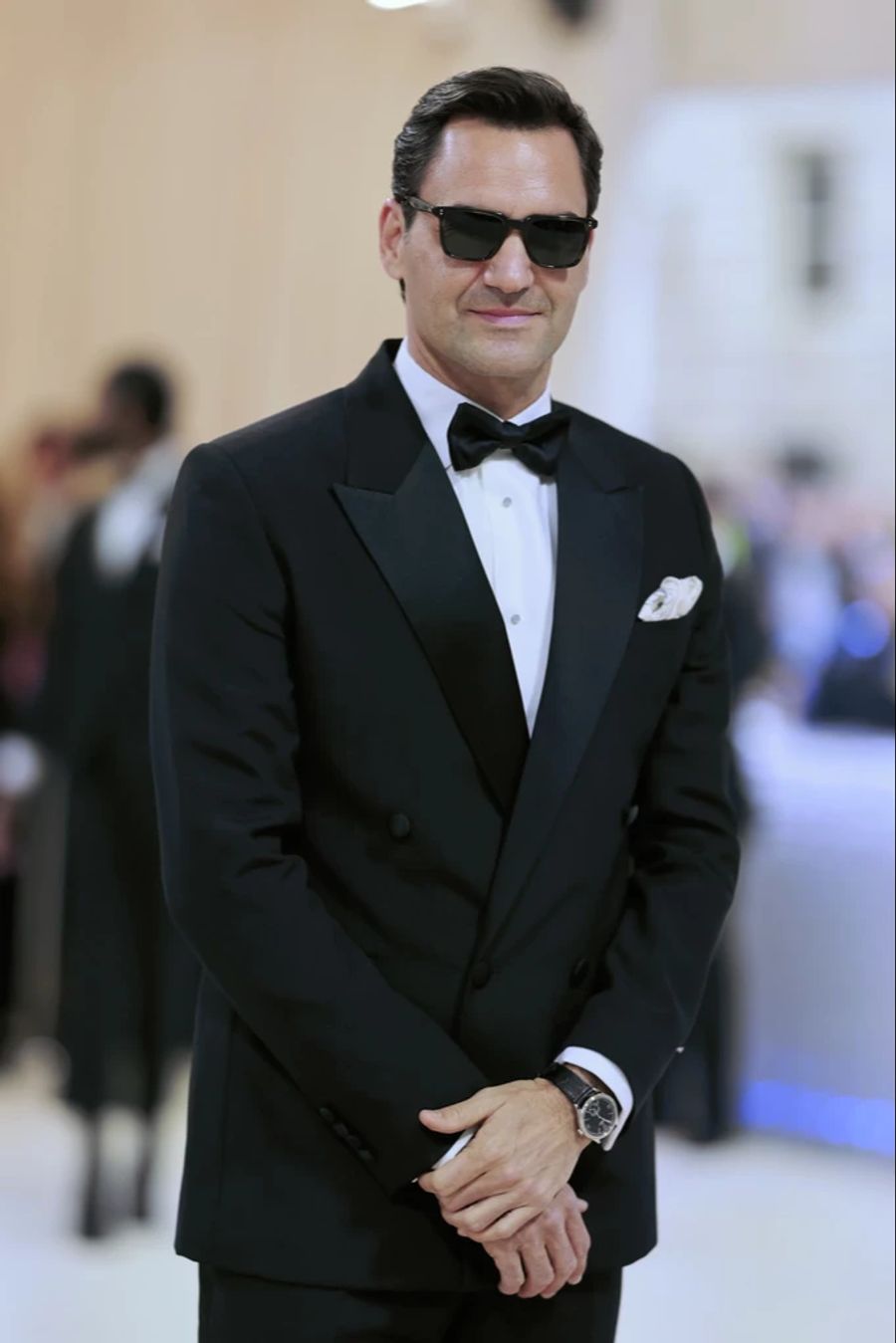 Mit dunkler Sonnenbrille und schickem Anzug zeigte sich der Schweizer im typischen Karl-Lagerfeld-Look, beziehunsweise im Bond-Look.