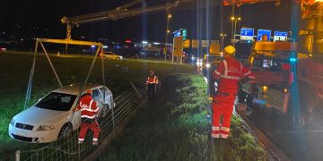 Das Fahrzeug musste nach dem Selbstunfall in Baar geborgen werden.
