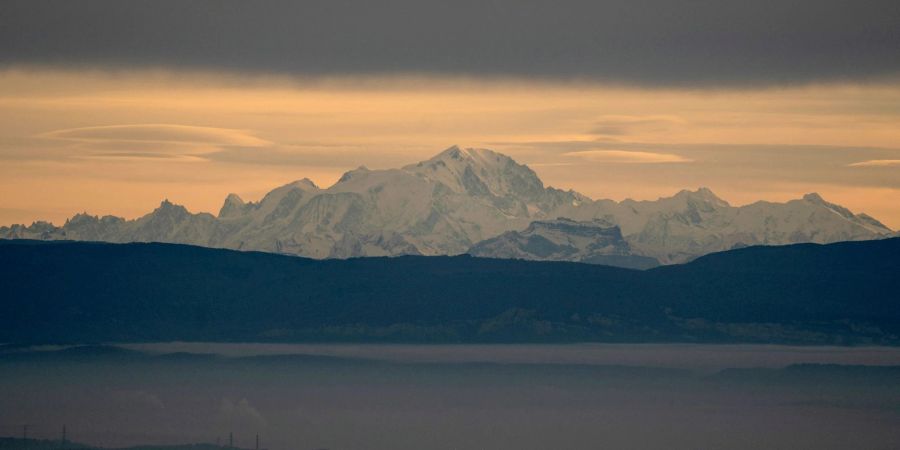 Erst kürzlich ging am Montblanc eine Lawine ab und verschüttete möglicherweise mehrere Skifahrer. Nun starben zwei Deutsche durch herabfallendes Gletschereis.