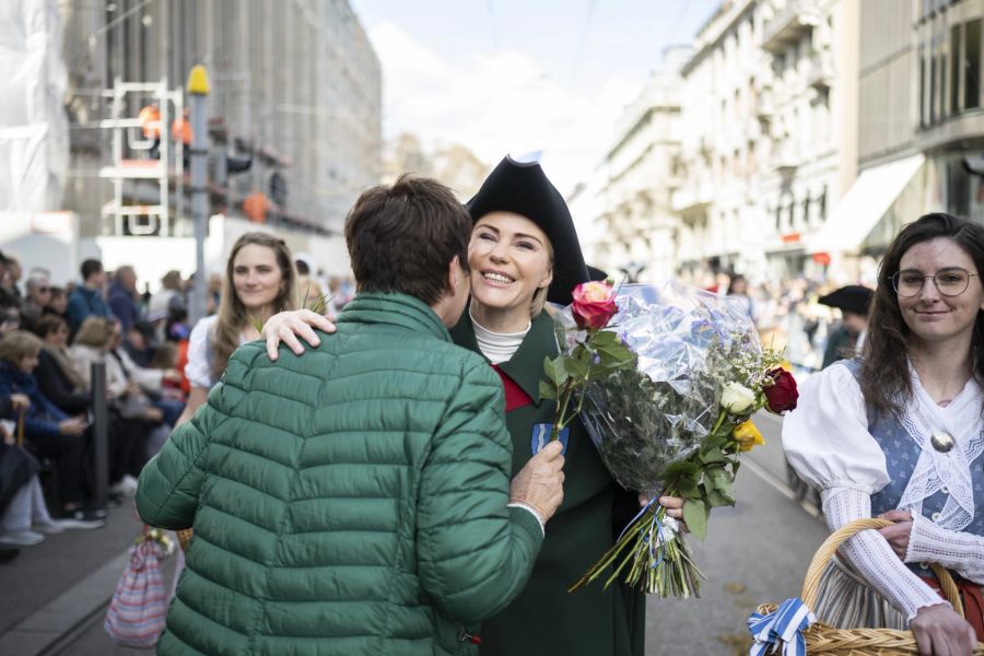 Regierungsrätin Natalie Rickli grüsst die Besucher am traditionellen Umzug der Zünfte am Zürcher Sechseläuten, aufgenommen am Montag, 17. April 2023 in Zürich.  (KEYSTONE/Ennio Leanza)