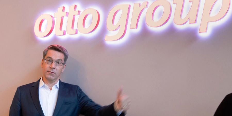 Alexander Birken, Vorstandsvorsitzender der Otto Group, hat keine gute Nachrichten. Die hohe Inflation und die Konsumflaute nach dem russischen Angriff auf die Ukraine haben die Otto Group in die roten Zahlen gedrückt.