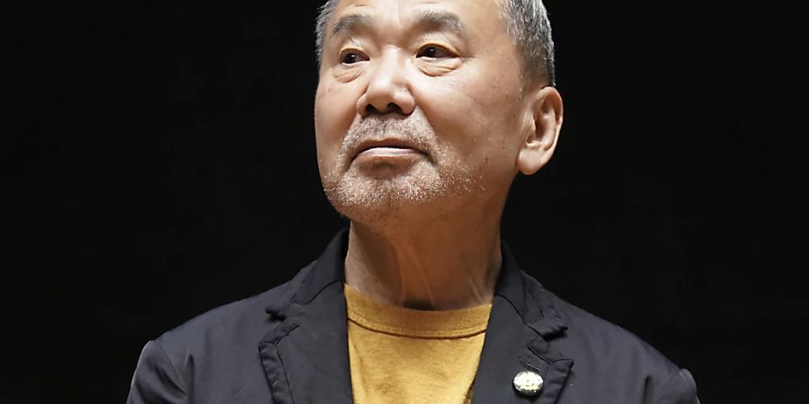 ARCHIV - Bestsellerautor Haruki Murakami aus Japan ist bei einer Pressekonferenz über das neue internationale Literaturhaus der Universität, das auch als The Haruki Murakami Library an der Waseda Universität in Tokio bekannt ist. Foto: Eugene Hoshiko/AP/dpa