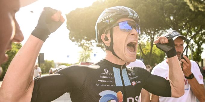 Alberto Dainese jubelt über seinen Etappensieg beim Giro d'Italia. Alberto Dainese Giro d'italia