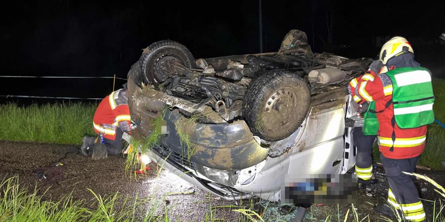 Lieferwagen überschlägt sich