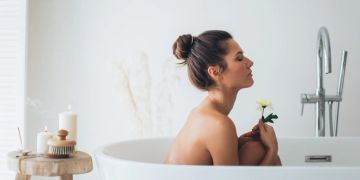 Frau in Badewanne