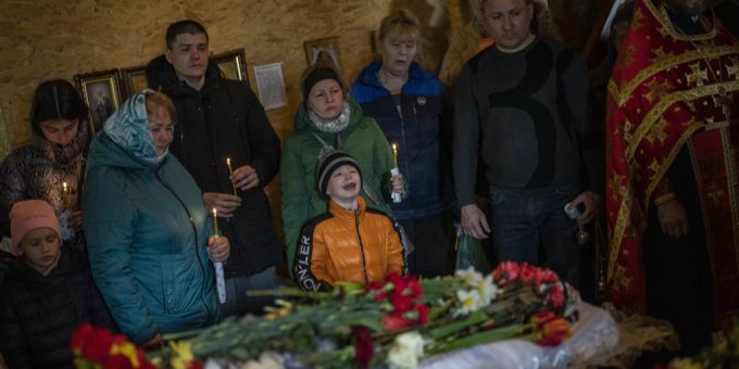Mikhail Shulha (6) trauert um seine verstorbene Schwester. uman