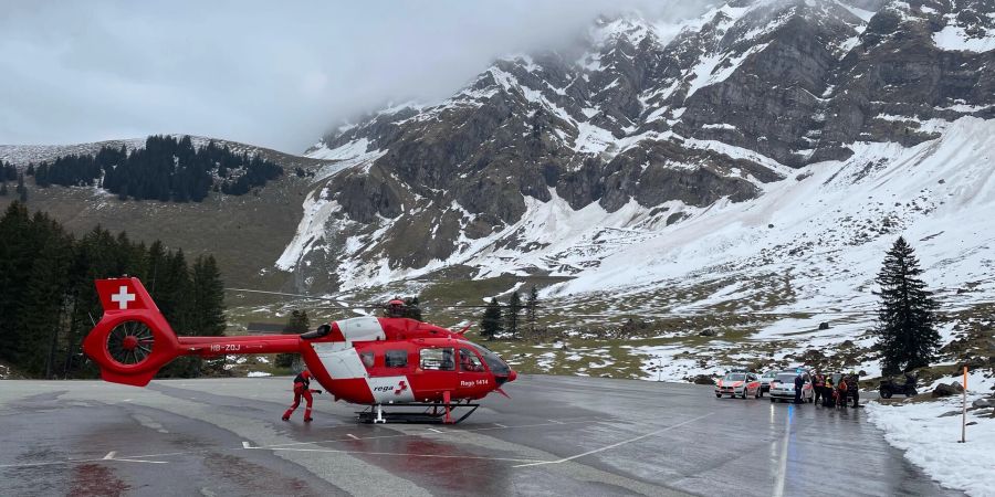 Bei Lawinenunfällen ist oft die Rega oder ein anderer Rettungsdienst im Einsatz.