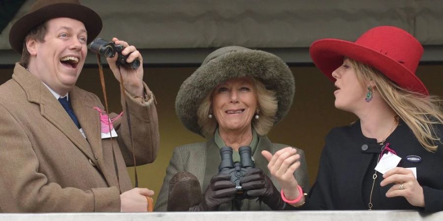 Queen Consort Camilla (M.) mit ihren beiden Kindern.