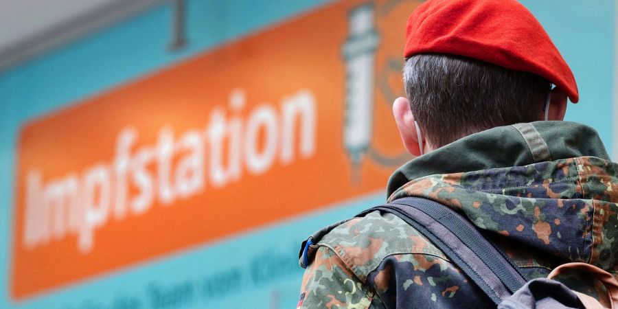 Ein Bundeswehrangehöriger kommt nach einem Rundgang aus einer neu eingerichteten Impfstation des Klinikums Stuttgart.