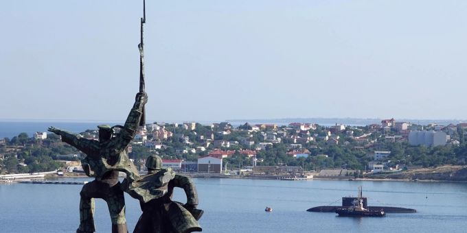 Russland annektierte die ukrainische Halbinsel Krim bereits im Jahr 2014 - im Bild zu sehen die Hafenstadt Sewastopol hinter dem sowjetischen Denkmal «Soldat und Seemann». krim brand