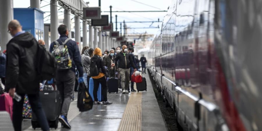 Passagiere am Hauptbahnhof in Mailand (I). (Archivbild)