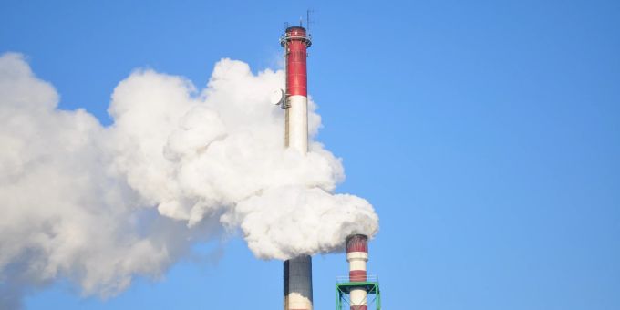 Die Verbrennung fossiler Brennstoffe wie Kohle, Erdöl und Erdgas ist die Hauptquelle der vom Menschen verursachten CO2-Emissionen. banken
