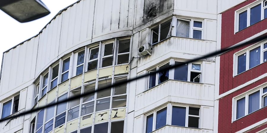 dpatopbilder - Ein Wohnhaus in Moskau, das Berichten zufolge durch eine ukrainische Drohne beschädigt wurde. Foto: Uncredited/AP