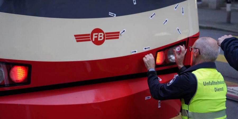 Spezialisten des Unfalltechnischen Dienstes untersuchen die Stelle, wo die Forchbahn die Frau erfasst hatte.