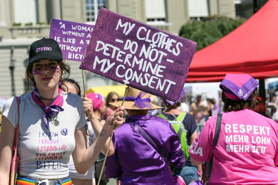 Die Farbe Violett ist am feministischen Streik in Bern dominant.