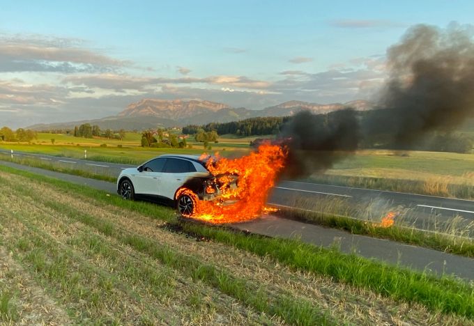 Das Heck eines Autos in Ruswil LU gerät in Brand. Brand Ruswil LU