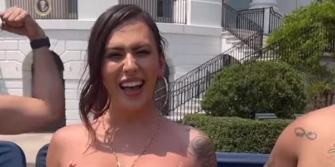 Rose Montoya hat zusammen mit zwei Männern vor dem Weissen Haus oben ohne posiert. weisses haus