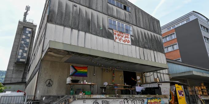 Diese alte Lagerhalle in der Nähe des Bahnhofs Köniz BE wurde besetzt. lagerhalle köniz besetzt