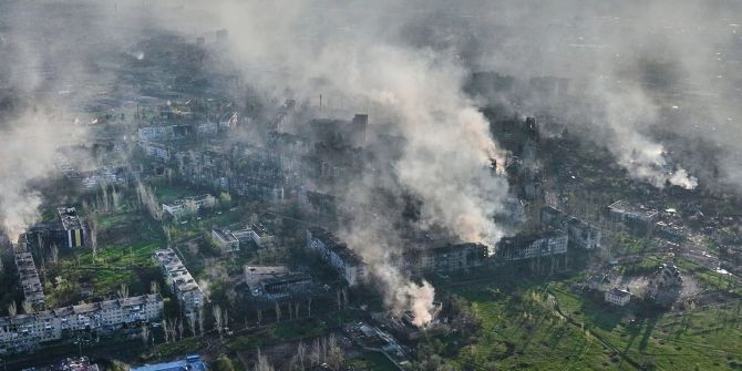 Rauch aus beschossenen Gebäuden in der Region Donezk