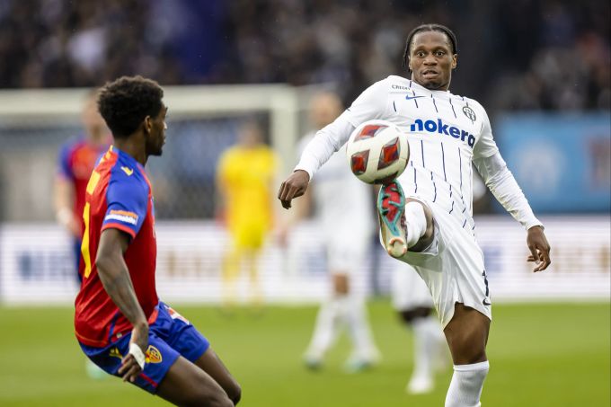 Jonathan Okita (r.) vom FC Zürich kontrolliert den Ball gegen den FC Basel. FC Zürich FC Basel