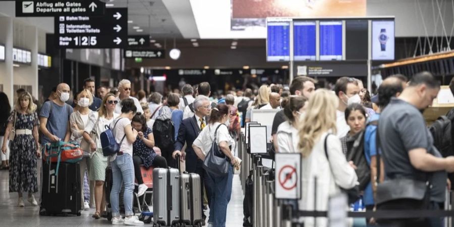 Der Flughafen Zürich verzeichnet über die Ostertage ein erhöhtes Passagieraufkommen. (Archivbild)