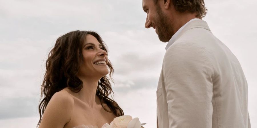Sarah Shahi als Billie Connelly und Adam Demos als Brad Simon in «Sex/Life».