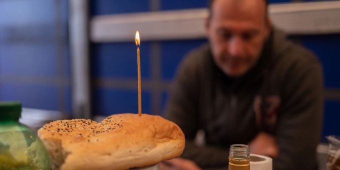 Lastwagenfahrer streiken auf der Raststätte Gräfenhausen in Südhessen - am Ostersonntag sogar mit Osterkerze. streik lastwagenfahrer