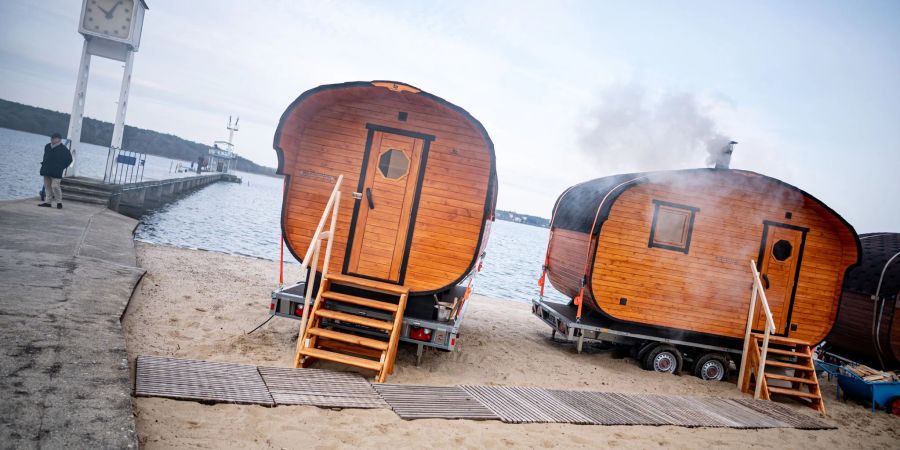 Mobile Saunen warten auf die Badegäste.