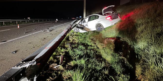 Der Autofahrer blieb unverletzt.