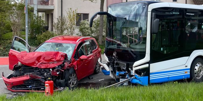 Der 61-jährige Autofahrer wurde schwer verletzt. Kollision in Eschlikon