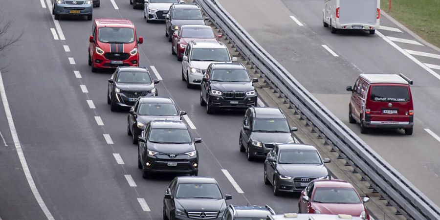 Der Reiseverkehr staut sich bei der Autobahneinfahrt Wassen im Kanton Uri. (Archivbild)