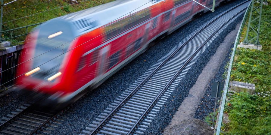 Ein Nahverkehrszug fährt über die neu gebaute Bahnstrecke zum Schweriner Hauptbahnhof.