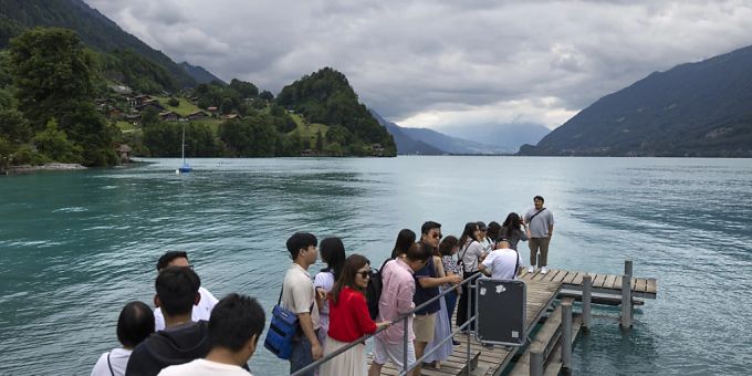 Grossandrang von koreanischen Touristen am Steg in Iseltwald BE. (Archivbild) Iseltwald Touristen