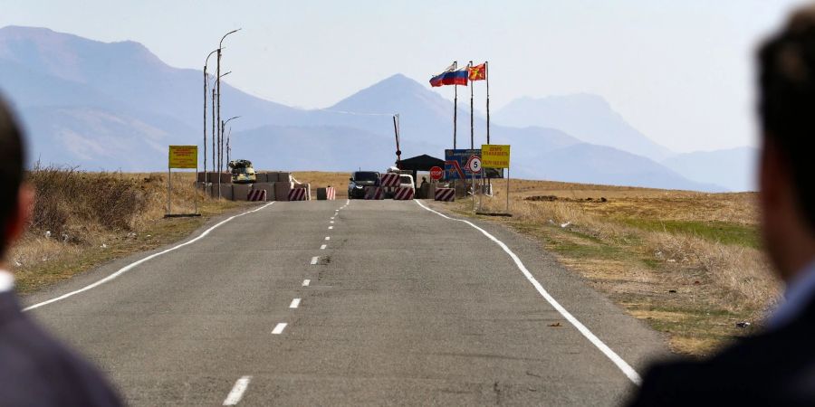 Ein Kontrollpunkt der russischen Friedenstruppe auf einer Strasse in Richtung der Region Berg-Karabach.