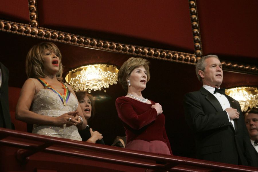 Tina Turner mit US-Präsident Bush und seiner First Lady im Jar 2005 in Washington. (AP Photo/Evan Vucci, File)