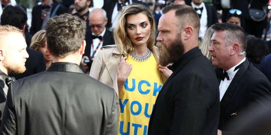 Alina Baikowa (M) trägt ein T-Shirt in den Farben der ukrainischen Flagge mit der Aufschrift «Fuck You Putin».