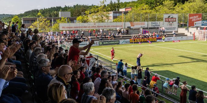 FC Baden - Firma des Goalietrainers installiert neue Flutlichtanlage