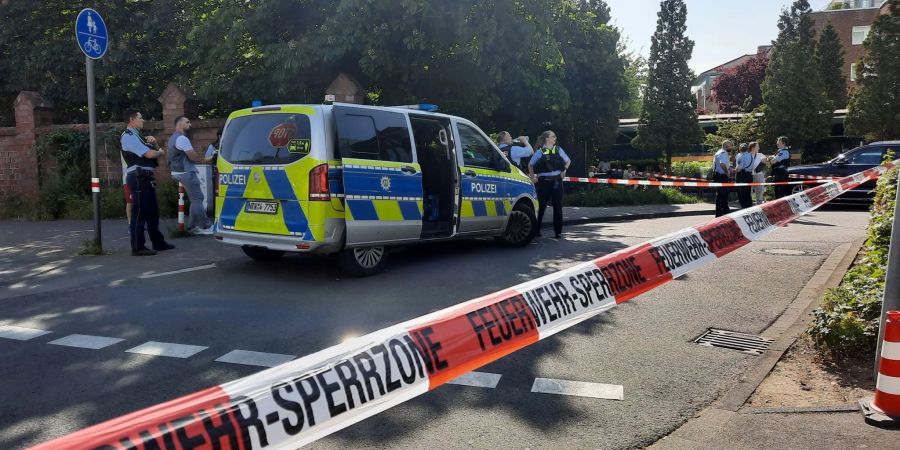 Die Polizei hat den Bereich des Schusswechsels abgesperrt.