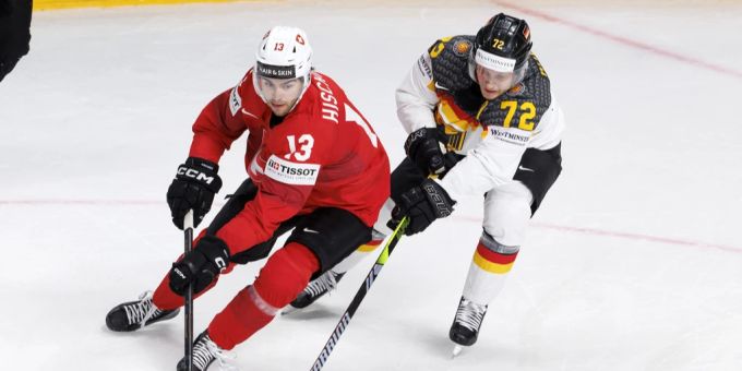 Nico Hischier im Zweikampf mit Deutschlands Dominik Kahun im WM-Viertelfinal. Nico Hischier