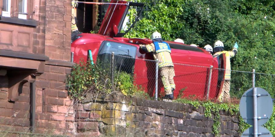 Einsatzkräfte arbeiten am verunglückten Auto der Frau.