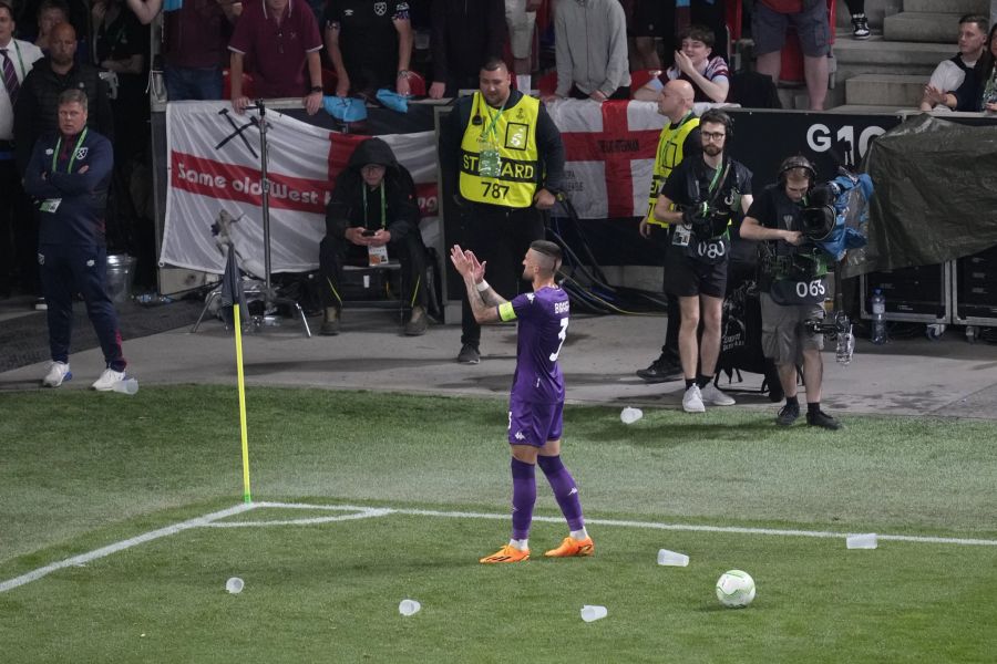 Beim Versuch, einen Eckball zu schlagen, wird Cristiano Biraghi mit Bechern beworfen.