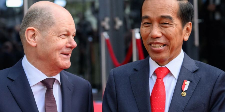 Kanzler Olaf Scholz (l) und Indonesiens Präsident Joko Widodo eröffnen die Hannover Messe.