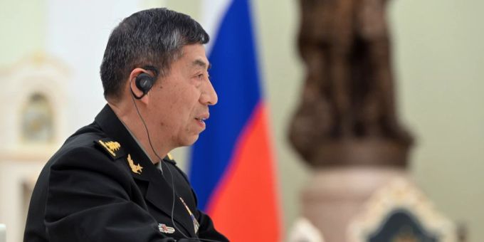 Der chinesische Verteidiungsminister Li Shangfu bei einem Treffen mit Wladimir Putin.