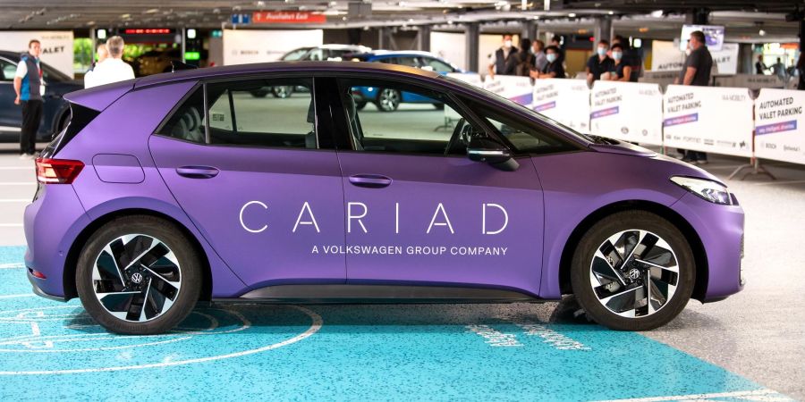 Ein Elektroauto von VW mit dem Aufdruck der Sparte «Cariad» ist während der Internationalen Automobil-Ausstellung (IAA Mobility) zu sehen.