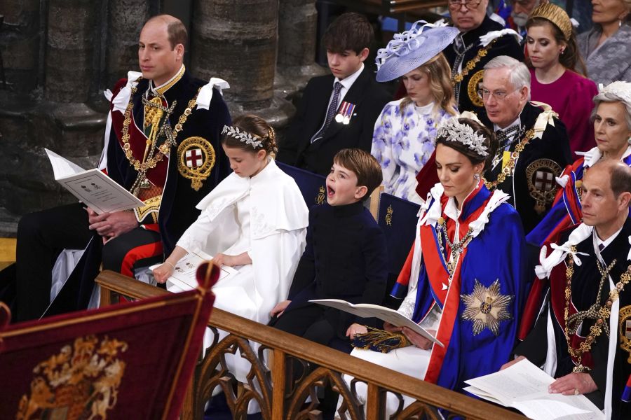 Prinz Louis gähnt während der Krönung.