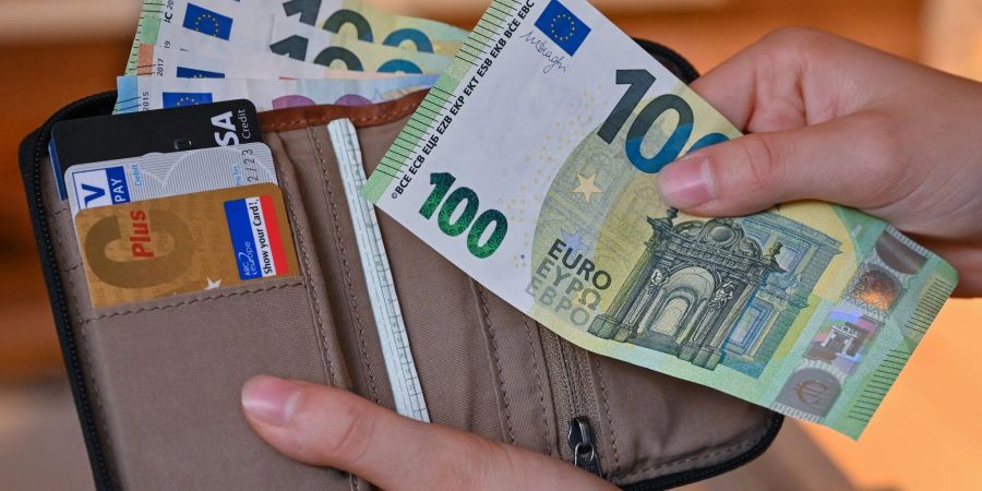 Mehr Geld im Portemonnaie durch höheren Lohn? Dabei helfen offenbar vor allem Tarifverhandlungen - aber auch persönliches Nachfragen beim Chef oder der Chefin.